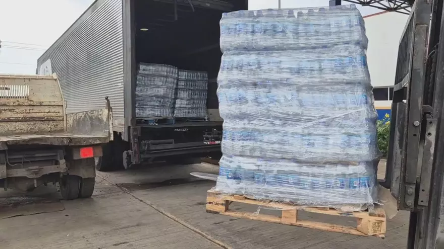 Entidades de gobierno en labor de distribución de agua embotellada.