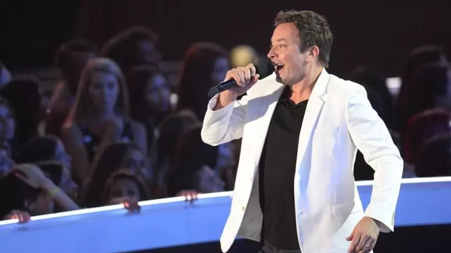 El comediante estadounidense Jimmy Fallon presentará los premios Globos de Oro 2017