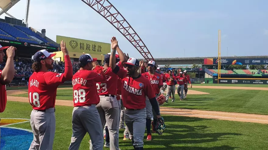Jugadores de Panamá se saludan tras su último partido en la fase de grupos del Clásico Mundial de Béisbol 2023