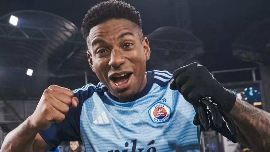 César Blackman celebra que está cada vez más cerca de la fase de grupos en la Champions League