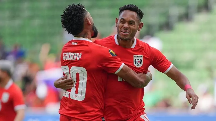 Ismael Díaz celebra su gol ante Jamaica en la Copa Oro 2025 junto a Aníbal Godoy