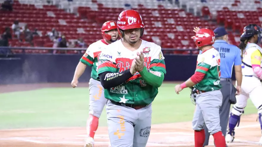 Jugadores del equipo mayor de Chiriquí celebran