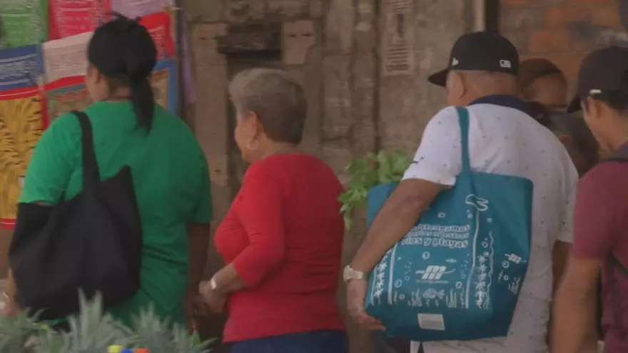 Personas caminan por las calles de Panamá