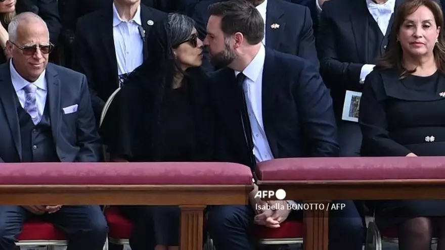 JD Vance besa a su esposa Usha en medio de la misa de inauguración del pontificado de León XIV.