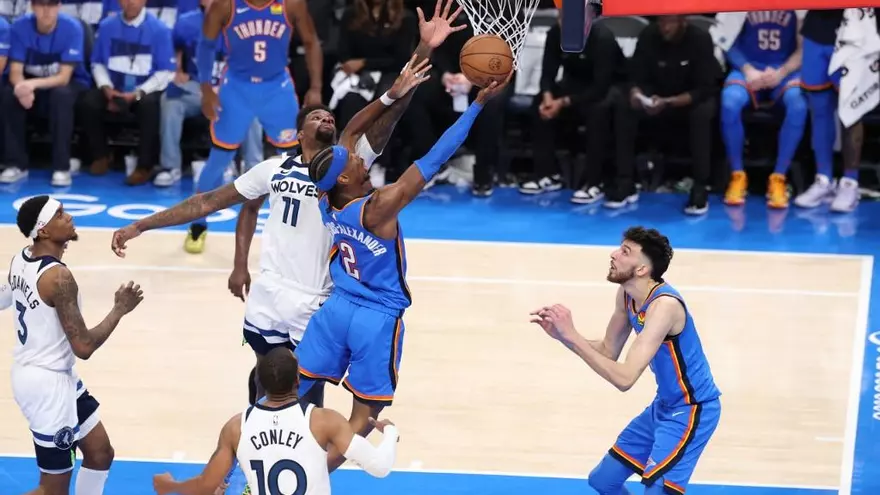 Shai Gilgeous-Alexander intenta una bandeja ante la defensa de los Timberwolves