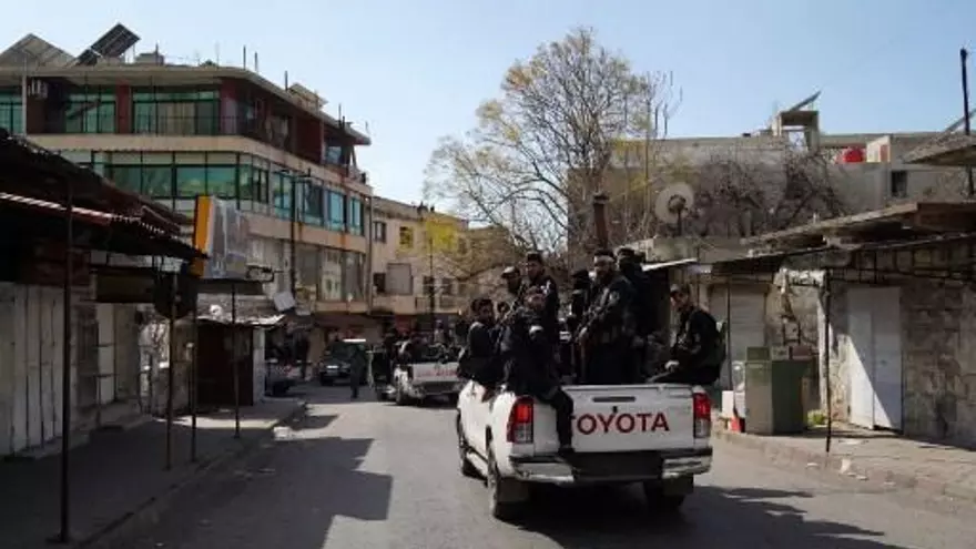 Fuerzas de seguridad leales al gobierno interino sirio patrullan una calle en Qardaha, la aldea ancestral de la familia Assad, en la provincia occidental de Latakia.