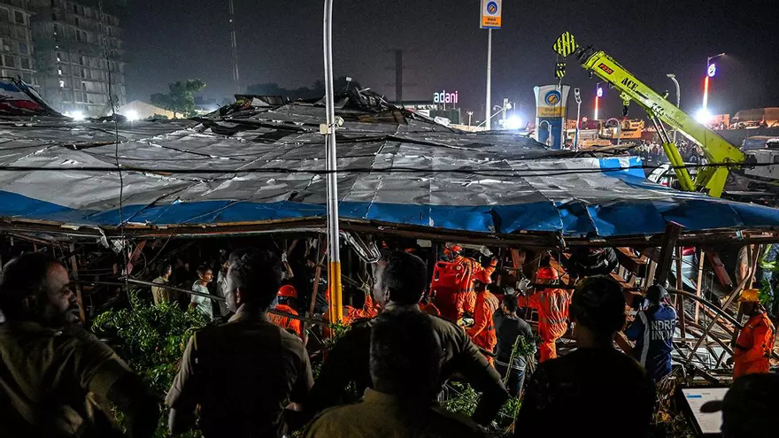 Doce muertos y 60 heridos tras la caída de una valla publicitaria en India