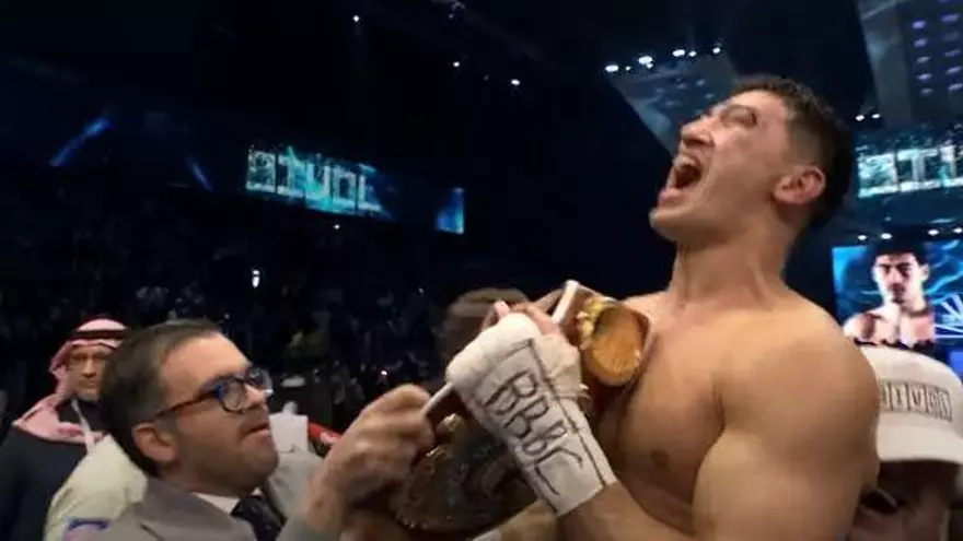 Dmitry Bivol celebra su revancha