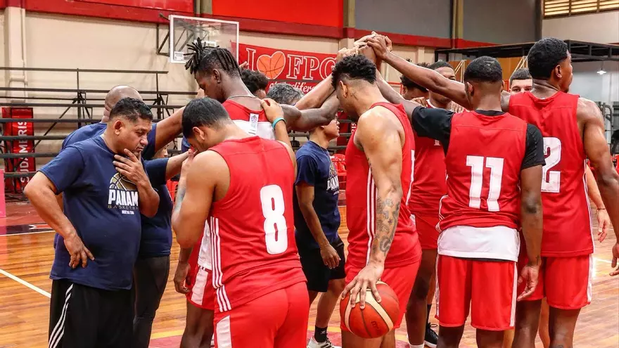 Jugadores de la Selección de Baloncesto de Panamá reunidos durante entrenamiento