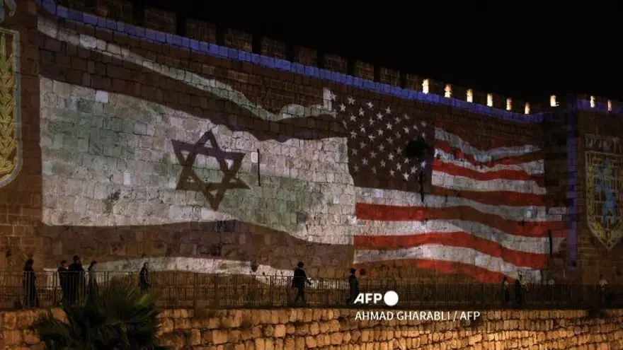 Proyeción en los muros de Jerusalén de la bandera de Israel y Estados Unidos